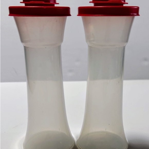 Large Tupperware hourglass salt and pepper shakers - Picture 2 of 4